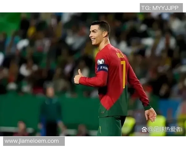 足球巨星放松时刻：闲暇时光中的明星风采与轻松一面